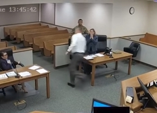 بالفيديو| هروب متهمين من قاعة محكمة أمريكية والقاضي يطاردهما