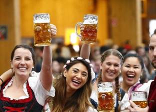 بالفيديو| انطلاق مهرجان «البيرة» في ألمانيا.. ماذا يحدث هناك؟