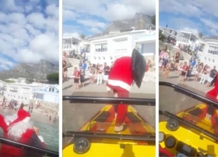 بالفيديو| "بابا نويل" يتعرض لموقف محرج على الشاطئ