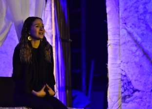 تمثيل وغناء ورقص.. «مونيكا» متعددة المواهب تخطف الأضواء في نوادي المسرح