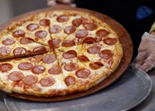 دراسة: تناول البيتزا والشيبسي والبرجر يقلل خصوبة الرجال
