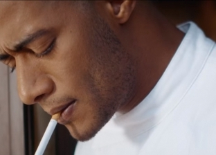 رغم حظر فرنسا للتدخين.. محمد رمضان بـ"سيجارة" داخل مطعم "إنساي"