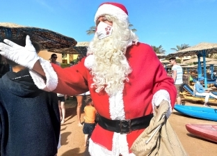 بابا نويل مصر يغادر الغردقة متوجها إلى مرسى علم للاحتفال بالكريسماس