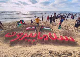 رسام البحر.. محمد ينحت عبارة "سلاما لبيروت" على شاطئ غزة: نتضامن معهم