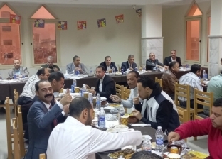 رئيس جامعة كفر الشيخ يشارك الموظفين والعاملين مائدة إفطار جماعي