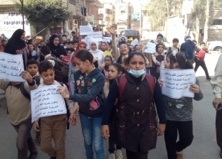 طلاب ابتدائي يشاركون في مسيرة تأبين "ميس نبيلة": وداعاً صانعة الأجيال