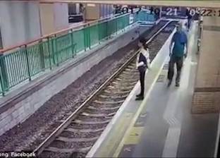 بالفيديو والصور| مختل يدفع فتاة تحت عجلات قطار في محطة سكة حديد