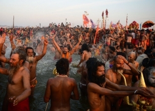 بالصور| مهرجان "كومبه ميلا" بالهند.. عراة يطلبون الغفران بـ"ماء النهر"