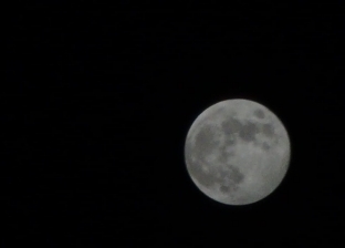القمر بدرا بالسماء.. تعرف على أطواره وأصل كلمة "قمر 14"