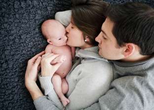 دراسة: هرمون الحب بعد الولادة يزيد الترابط بالأم والأب