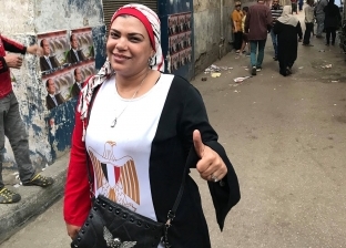 بفستان "علم مصر".. سمر تساعد كبار السن في استفتاء تعديل الدستور