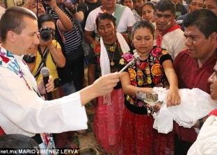 عمدة مدينة مكسيكية يعقد قرانه على "تمساح"