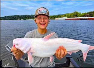 طالب يصطاد سمكة «سلور» نادرة في العالم.. طولها يصل إلى مترين