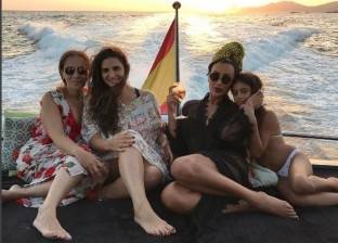 مايا دياب في عطلة صيفية مع صديقاتها وابنتها