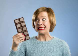 "الدهون ترتفع إلى السطح".. سبب تحول لون الشوكولاتة إلى بقع بيضاء