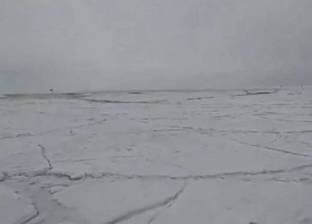 بالفيديو| ظاهرة مرعبة.. رصدها صياد أعلى جليد مياه في بحيرة بايكال