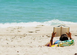 بالصور| "خير رفيق".. 10 روايات للقراءة على البحر