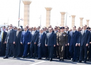صور.. الرئيس السيسي يتقدم جنازة مبارك العسكرية