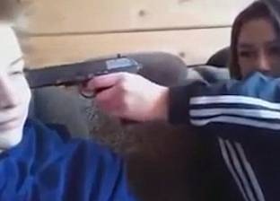 بالفيديو| مراهقان روسيان يطلقان النار على بعضهما وعلى الشرطة