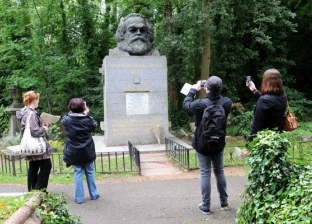 136 عاما مرت على رحيله.. قبر "كارل ماركس" لا يزال مستهدفا