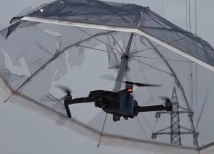 بالفيديو| لا حاجة لحمل "الشمسية".. اليابان تبتكر مظلات محمولة بطائرة