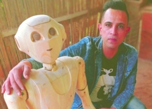 نجار يصنع «روبوت» متحركا من الخشب طوله 160 سنتيمترا: «عملته في شهرين»