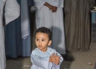 طفل يخطف أنظار الدراويش بالرقص على الإيقاع الصوفي في حلقة ذكر «فيديو»
