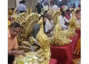 حفل غريب في الهند.. الضيوف يأكلون من أطباق مطلية بالذهب  (فيديو)