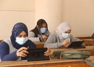 طلاب أولى ثانوي يبدأون امتحان اللغة العربية إلكترونيا بالمدارس