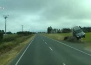 بالفيديو| لحظة انحراف سيارة عن مسارها وانقلابها على جانب الطريق
