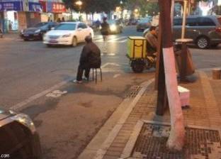 بالصور| شاب صيني يجبر والديه على حجز "ركنة" لسيارته لحين عودته من العمل