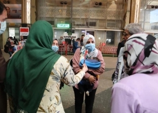 السكة الحديد توزع ورود وحلوى على ركاب محطة مصر بمناسبة عيد الأم