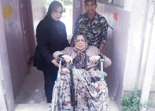 "وسط الإسكندرية" ينقل سيدة مسنة إلى مقرها الانتخابي