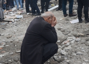مشهد مبكي لمسن ينتظر خروج أهله من تحت أنقاض زلزال سوريا