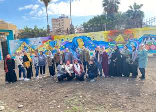 طالبات تربية كفر الشيخ يرسمن جداريات بالمدارس والمصالح الحكومية