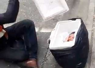 عامل «دليفري» يعثر على رضيع بصندوق توصيل الطعام: كان هيموت مخنوق