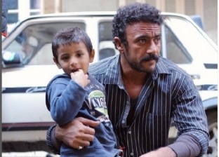 أحمد العوضي بصحبة طفل في لوكيشن تصوير مسلسل ضرب نار: «زي ماتروح معاها»