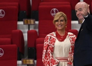 رئيسة كرواتيا السابقة تظهر بـ الوشاح الفلسطيني خلال مباراة منتخب بلدها مع بلجيكا «فيديو»
