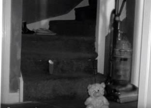 بالفيديو| شبح يحرك كرة على السلالم.. ومحققون: المنزل مسكون