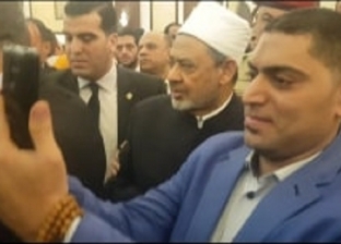 "رمضان" و"بركات" وشيخ الأزهر.. السيلفي يسيطر على أجواء عزاء حسني مبارك