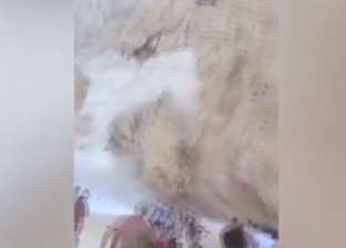 بالفيديو| انهيار صخري على شاطئ يعج بالسياح