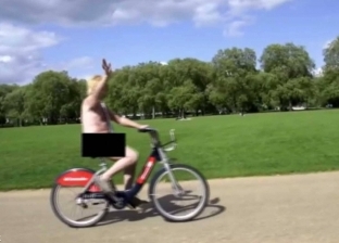 في جولة غريبة.. نائب بريطاني يقود دراجته "عاريا" بهدف جمع تبرعات