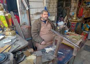 حكاية «عم أشرف» أقدم صانع فوانيس الشمعة بالشرقية: 50 سنة في المهنة
