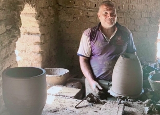 «عم شوقي» يقاوم الزمن في صناعة الفخار.. 50 عاما من اللعب بالطين (صور)