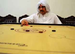 بسبب حظر التجوال.. سكان الوجه السعودية يتهافتون على شراء لعبة الكيرم