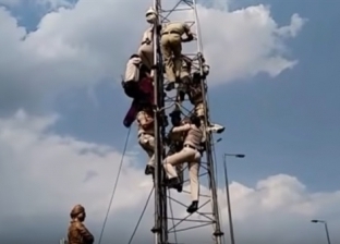بالفيديو| لحظة سقوط هندية من أعلى برج اتصالات