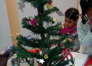 أطفال "ثقافة الأنفوشي" بالإسكندرية يزينون شجرة الكريسماس احتفالا بالعام الجديد