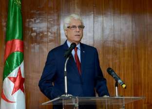 بالفيديو| نوبة ضحك هستيرية لوزير العدل الجزائري في البرلمان