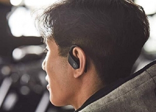 مخاطر استخدام سماعات الأذن اللاسلكية: «لا تنام بها»