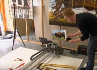 بالفيديو| فنان يستعين بالروبوت في رسم لوحات باهظة الثمن